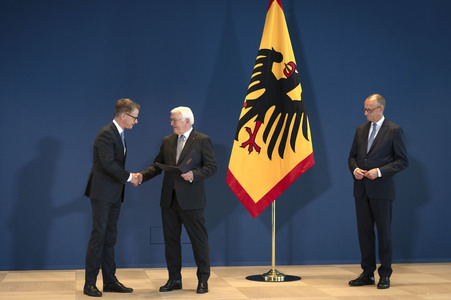 Aushändigung von Entlassungs- und Ernennungsurkunden durch den Bundespräsidenten in Berlin
