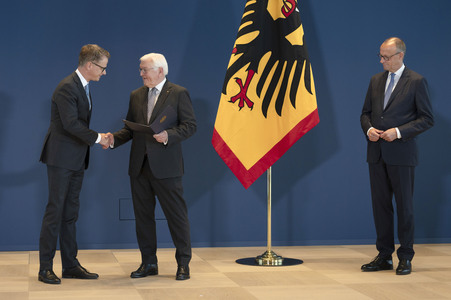 Aushändigung von Entlassungs- und Ernennungsurkunden durch den Bundespräsidenten in Berlin