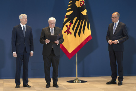 Aushändigung von Entlassungs- und Ernennungsurkunden durch den Bundespräsidenten in Berlin