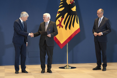 Aushändigung von Entlassungs- und Ernennungsurkunden durch den Bundespräsidenten in Berlin