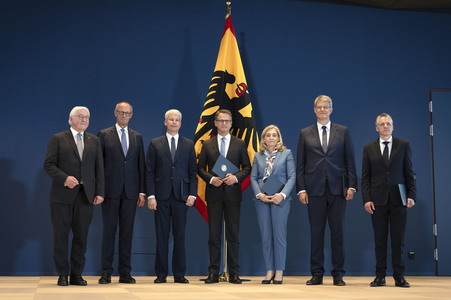 Aushändigung von Entlassungs- und Ernennungsurkunden durch den Bundespräsidenten in Berlin