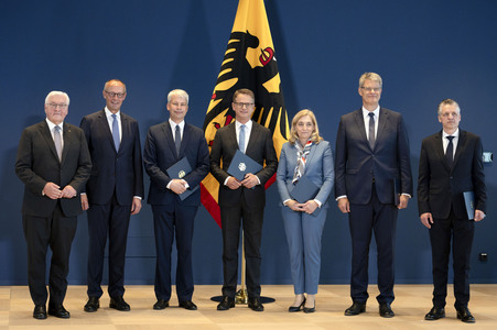 Aushändigung von Entlassungs- und Ernennungsurkunden durch den Bundespräsidenten in Berlin