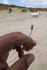 Symbolfoto Rauchen am Strand