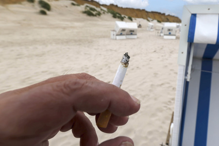 Symbolfoto Rauchen am Strand