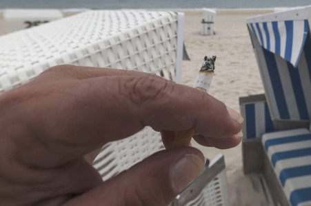 Symbolfoto Rauchen am Strand