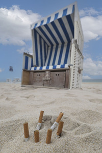 Symbolfoto Rauchen am Strand