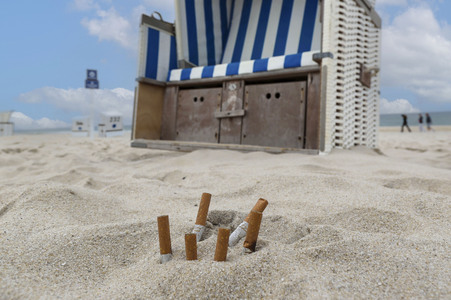 Symbolfoto Rauchen am Strand