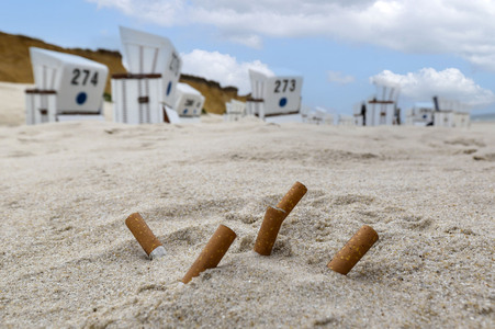 Symbolfoto Rauchen am Strand