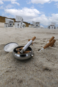 Symbolfoto Rauchen am Strand