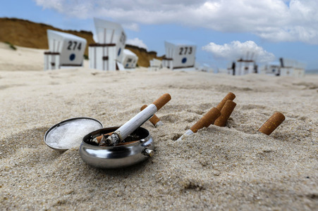 Symbolfoto Rauchen am Strand
