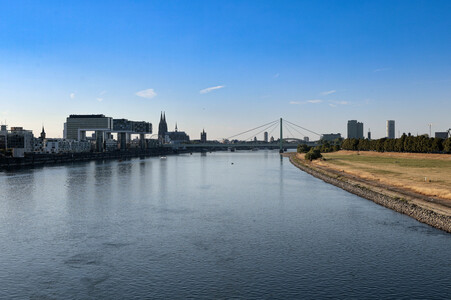 Historisches Niedrigwasser im Rhein in Köln