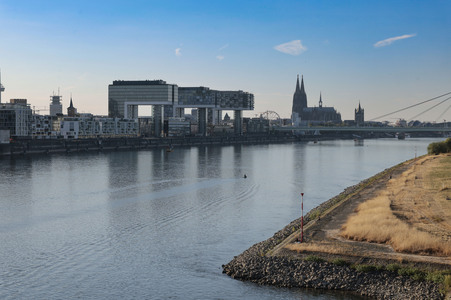 Historisches Niedrigwasser im Rhein in Köln