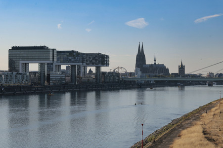 Historisches Niedrigwasser im Rhein in Köln