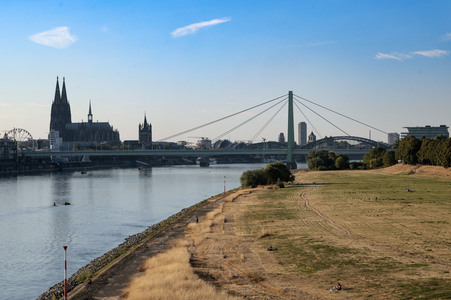 Historisches Niedrigwasser im Rhein in Köln