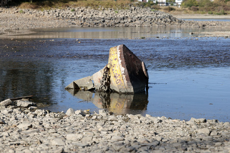 Historisches Niedrigwasser im Rhein bei Bornheim