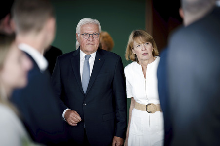 Symbolische Schlüsselübergabe an den Bundespräsidenten für den Amtssitz am Spreebogen in Berlin