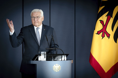Symbolische Schlüsselübergabe an den Bundespräsidenten für den Amtssitz am Spreebogen in Berlin