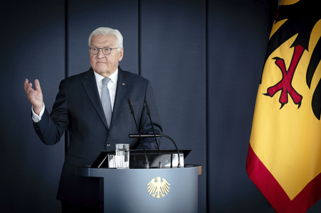 Symbolische Schlüsselübergabe an den Bundespräsidenten für den Amtssitz am Spreebogen in Berlin