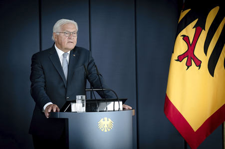Symbolische Schlüsselübergabe an den Bundespräsidenten für den Amtssitz am Spreebogen in Berlin