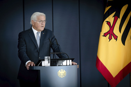 Symbolische Schlüsselübergabe an den Bundespräsidenten für den Amtssitz am Spreebogen in Berlin