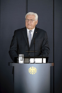 Symbolische Schlüsselübergabe an den Bundespräsidenten für den Amtssitz am Spreebogen in Berlin