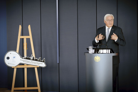 Symbolische Schlüsselübergabe an den Bundespräsidenten für den Amtssitz am Spreebogen in Berlin