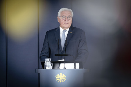Symbolische Schlüsselübergabe an den Bundespräsidenten für den Amtssitz am Spreebogen in Berlin