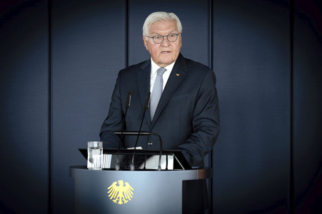 Symbolische Schlüsselübergabe an den Bundespräsidenten für den Amtssitz am Spreebogen in Berlin