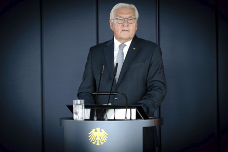 Symbolische Schlüsselübergabe an den Bundespräsidenten für den Amtssitz am Spreebogen in Berlin