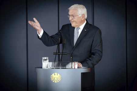 Symbolische Schlüsselübergabe an den Bundespräsidenten für den Amtssitz am Spreebogen in Berlin