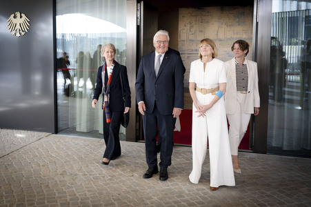 Symbolische Schlüsselübergabe an den Bundespräsidenten für den Amtssitz am Spreebogen in Berlin