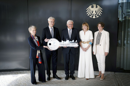 Symbolische Schlüsselübergabe an den Bundespräsidenten für den Amtssitz am Spreebogen in Berlin