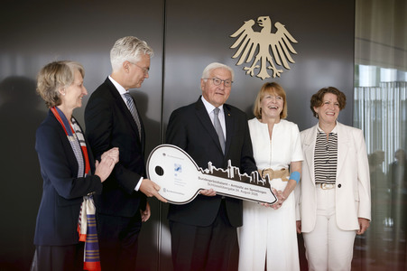 Symbolische Schlüsselübergabe an den Bundespräsidenten für den Amtssitz am Spreebogen in Berlin