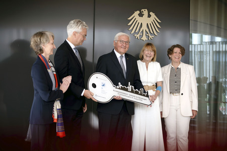 Symbolische Schlüsselübergabe an den Bundespräsidenten für den Amtssitz am Spreebogen in Berlin