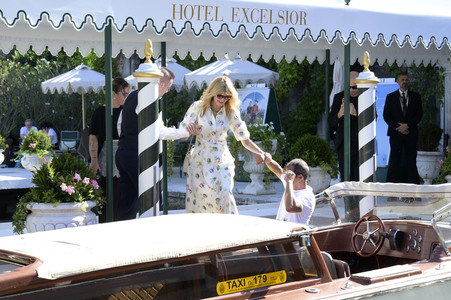 Abfahrt von Laura Dern vom Hotel Excelsior, Internationale Filmfestspiele von Venedig 2026