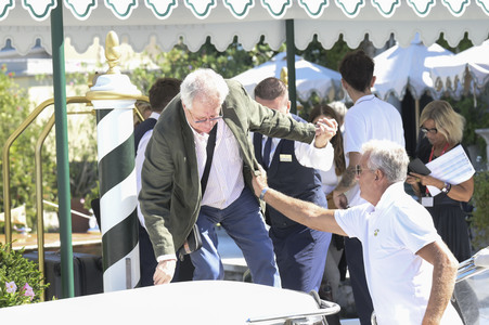 Abfahrt von Geoffrey Rush vom Hotel Excelsior, Internationale Filmfestspiele von Venedig 2026