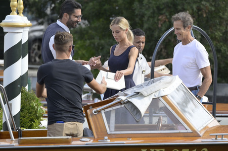 Abfahrt von Alessandro Benetton und Gloria Tonon vom Hotel Excelsior, Internationale Filmfestspiele von Venedig 2026