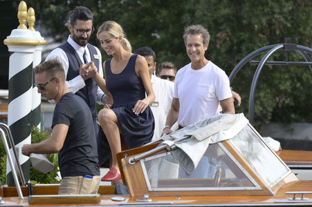 Abfahrt von Alessandro Benetton und Gloria Tonon vom Hotel Excelsior, Internationale Filmfestspiele von Venedig 2026