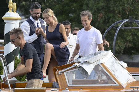 Abfahrt von Alessandro Benetton und Gloria Tonon vom Hotel Excelsior, Internationale Filmfestspiele von Venedig 2026