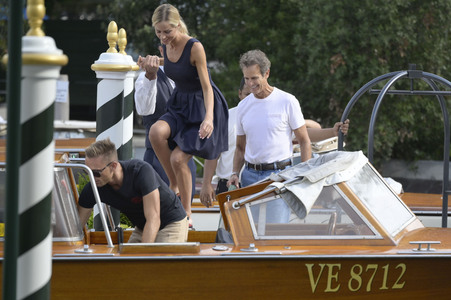 Abfahrt von Alessandro Benetton und Gloria Tonon vom Hotel Excelsior, Internationale Filmfestspiele von Venedig 2026