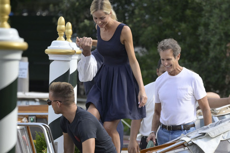Abfahrt von Alessandro Benetton und Gloria Tonon vom Hotel Excelsior, Internationale Filmfestspiele von Venedig 2026