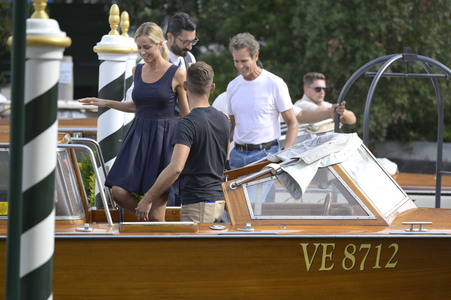 Abfahrt von Alessandro Benetton und Gloria Tonon vom Hotel Excelsior, Internationale Filmfestspiele von Venedig 2026