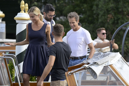 Abfahrt von Alessandro Benetton und Gloria Tonon vom Hotel Excelsior, Internationale Filmfestspiele von Venedig 2026