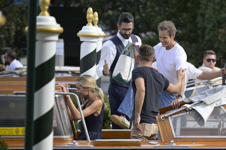 Abfahrt von Alessandro Benetton und Gloria Tonon vom Hotel Excelsior, Internationale Filmfestspiele von Venedig 2026