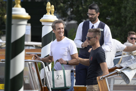 Abfahrt von Alessandro Benetton und Gloria Tonon vom Hotel Excelsior, Internationale Filmfestspiele von Venedig 2026