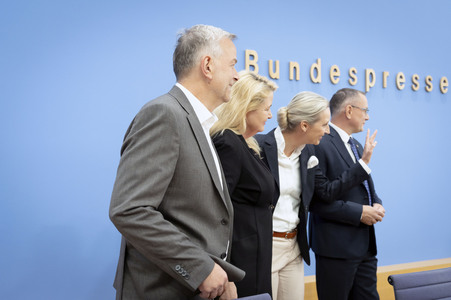 Bundespressekonferenz 'AfD - Auswirkungen der Landtagswahlen in Berlin und Mecklenburg-Vorpommern auf die Bundespolitik' in Berlin