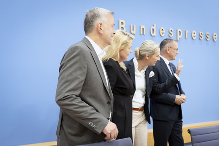 Bundespressekonferenz 'AfD - Auswirkungen der Landtagswahlen in Berlin und Mecklenburg-Vorpommern auf die Bundespolitik' in Berlin