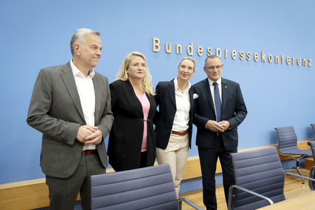 Bundespressekonferenz 'AfD - Auswirkungen der Landtagswahlen in Berlin und Mecklenburg-Vorpommern auf die Bundespolitik' in Berlin
