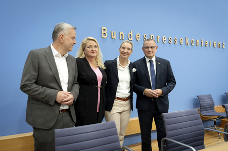Bundespressekonferenz 'AfD - Auswirkungen der Landtagswahlen in Berlin und Mecklenburg-Vorpommern auf die Bundespolitik' in Berlin