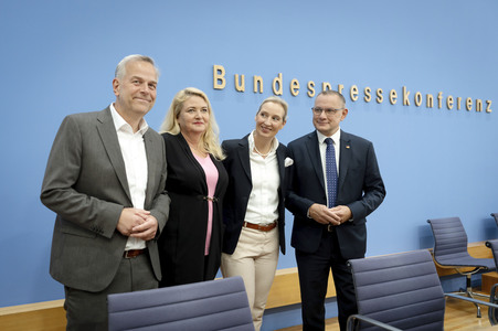 Bundespressekonferenz 'AfD - Auswirkungen der Landtagswahlen in Berlin und Mecklenburg-Vorpommern auf die Bundespolitik' in Berlin